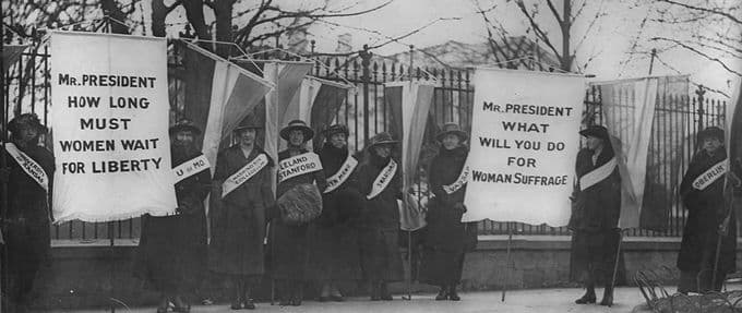 Women picket outside the White House in support the 19th Amendment
